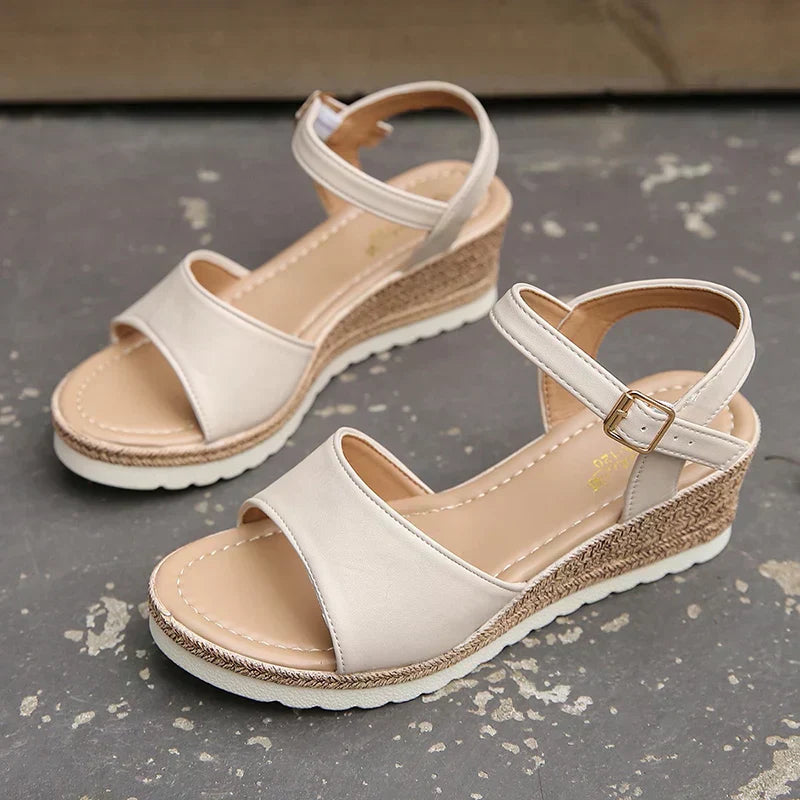 Heidi-Mode - Leichte Sandalen mit Keilabsatz und Schnalle